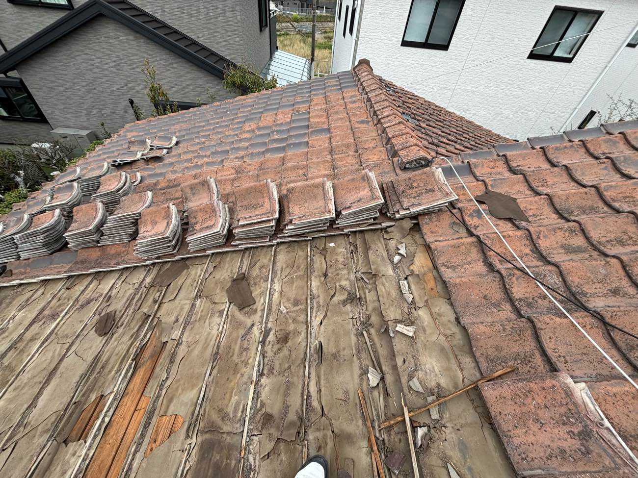 福岡市早良区物件、雨漏り工事、劣化した防水シート