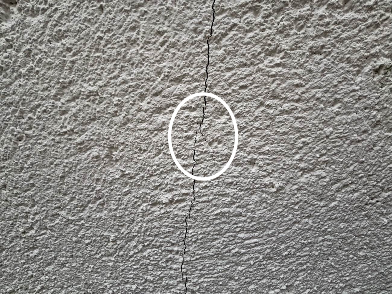 外壁のひび割れ、外壁調査、街の屋根やさん福岡西店