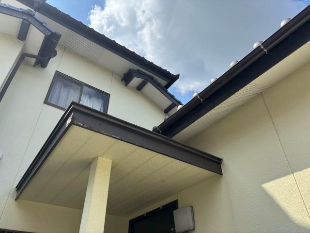筑紫野市の屋根調査で確認した玄関庇