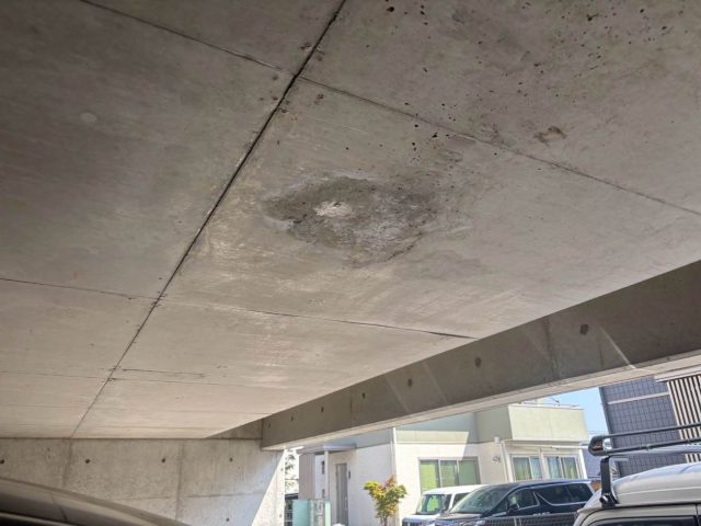 新宮町の住宅下駐車場で雨漏り