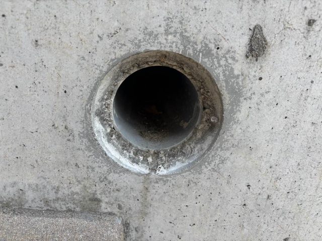 新宮町のコンクリート壁面に付いた排水部分