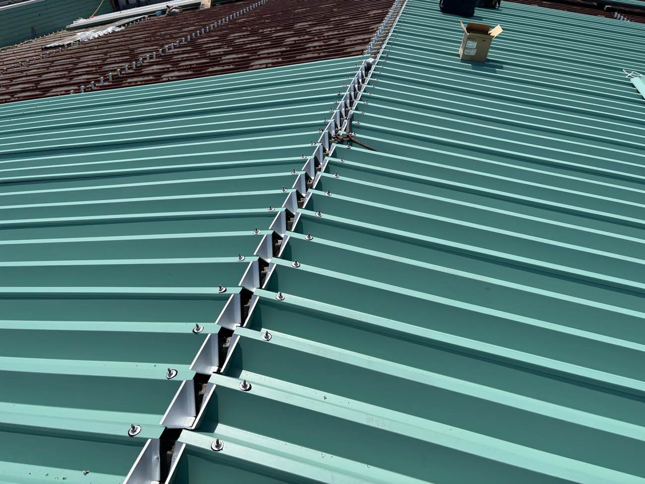 工場屋根工事、板金取り付け