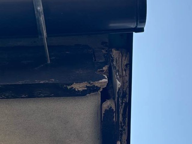 新宮町の穴が空いた破風