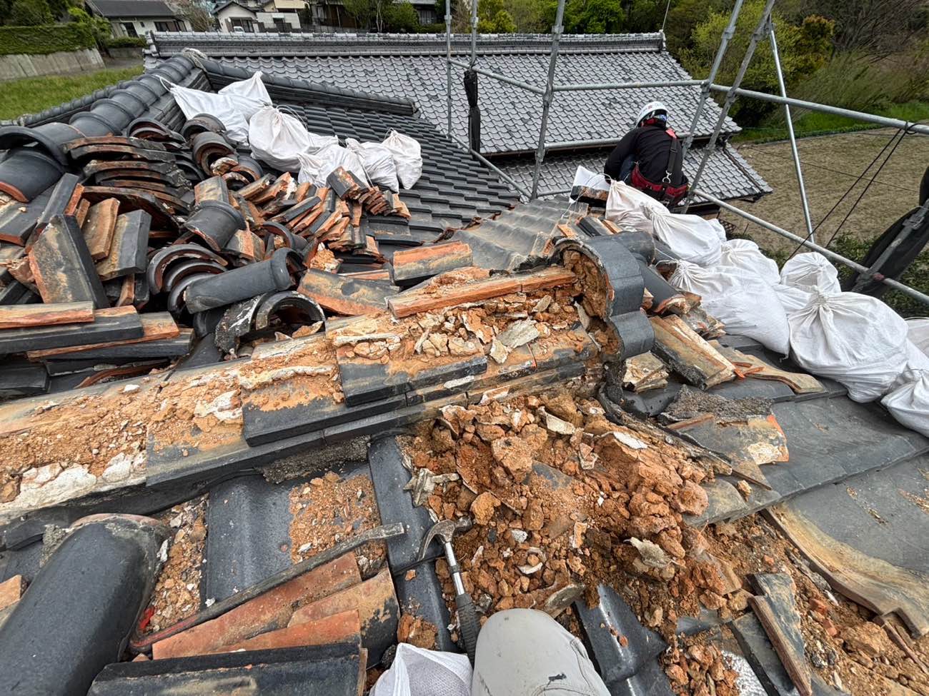 糸島市の谷板金交換工事、棟瓦の解体