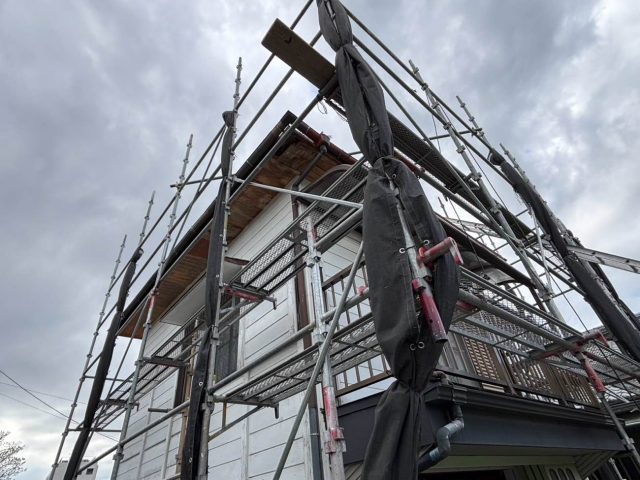 粕屋町で屋根工事における足場の設置