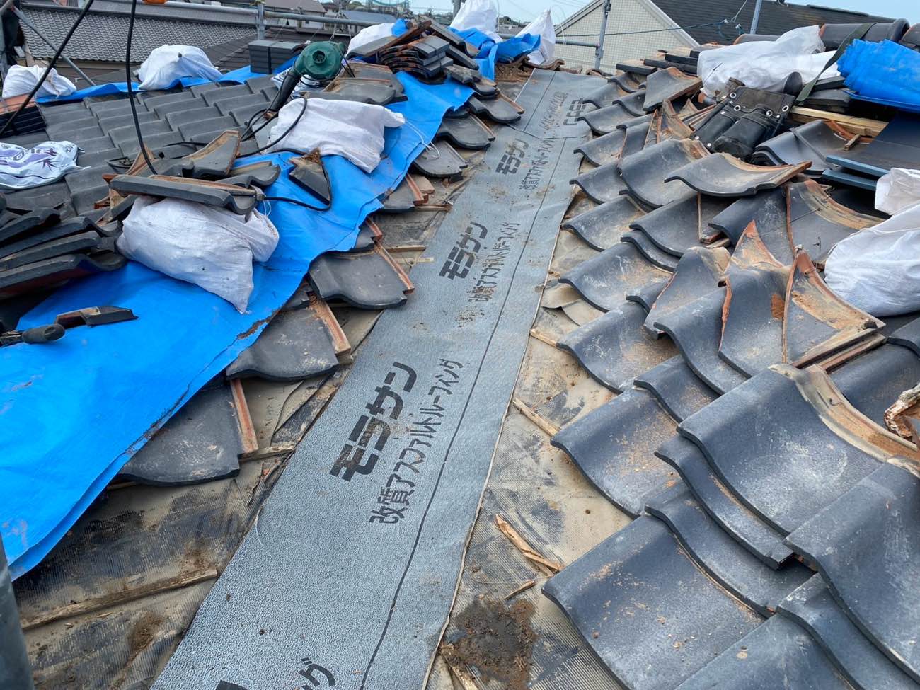 糸島市の谷板金交換工事、防水シート施工