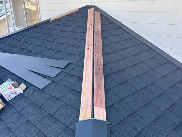 福岡市早良区で棟板金の下地材設置