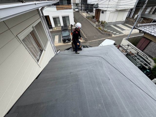 福岡市早良区でカバー工法で防水紙を敷く職人