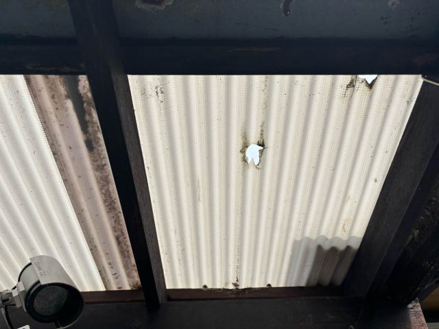 宇美町の波板の穴あき