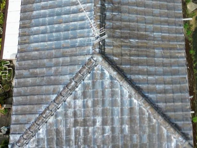 宇美町の老朽化が目立つ棟瓦