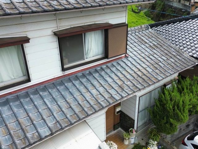宇美町の古くなった差し掛け屋根の瓦