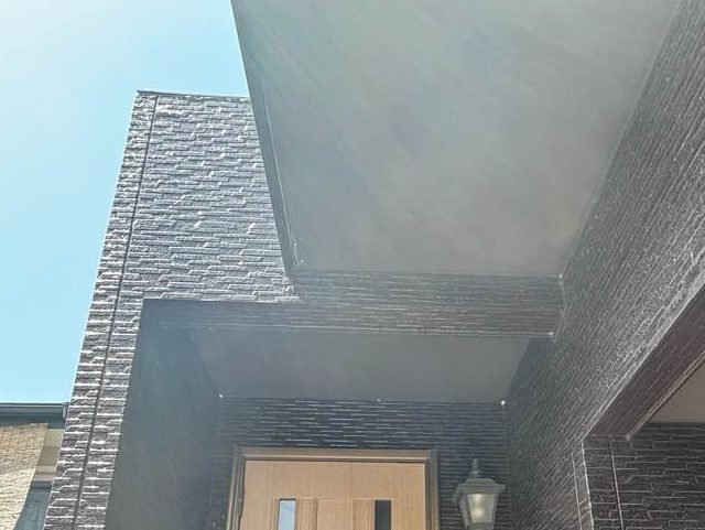 福岡市南区のベランダ下の玄関周りも点検