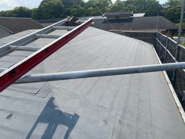 東区のカバー工事における防水紙の施工