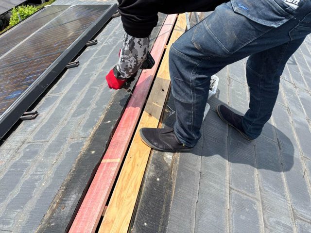 東区で貫板の補修作業