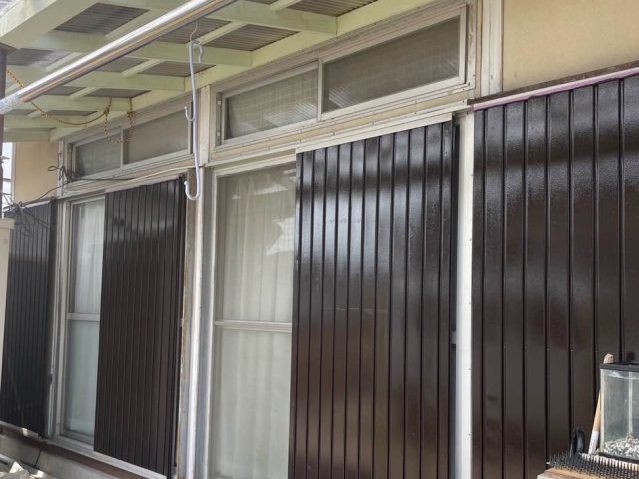 新宮町の雨戸を塗装した掃き出し窓