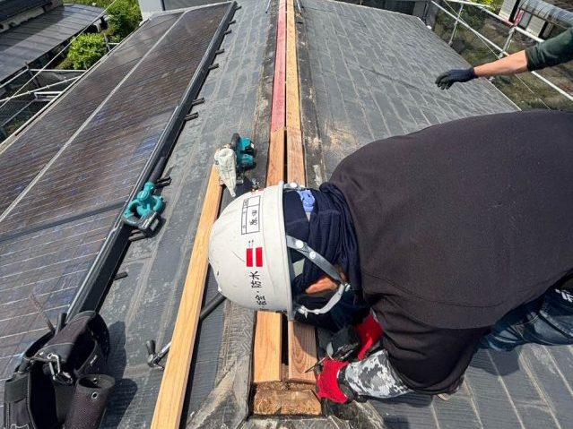 東区で棟下地の施工中