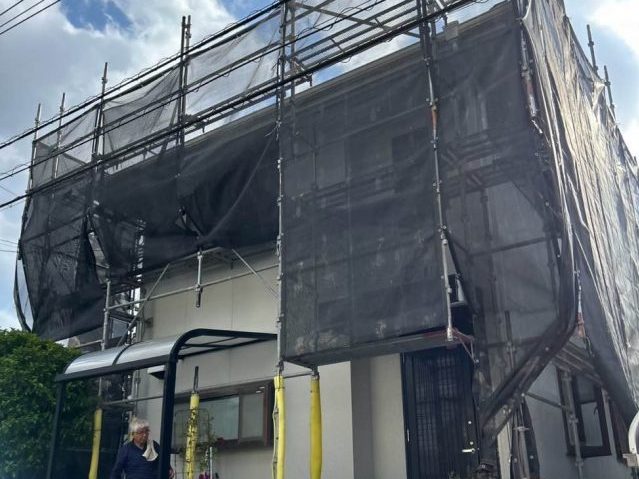 東区で屋根工事にともなう足場の組み立て