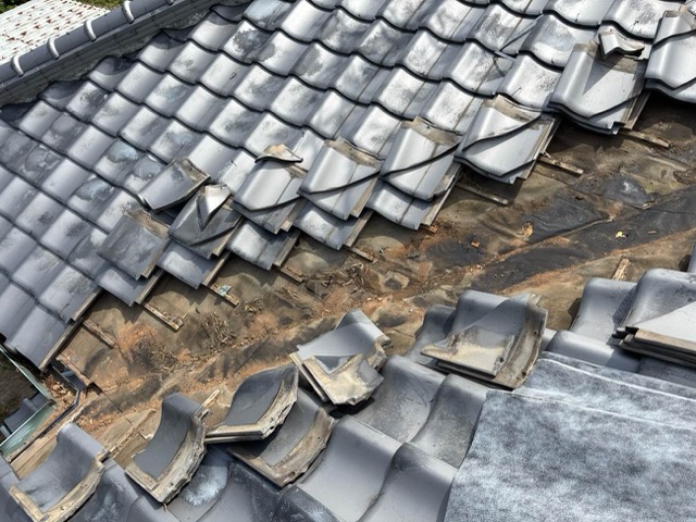 既存屋根と谷板金の撤去、福岡市早良区の屋根工事