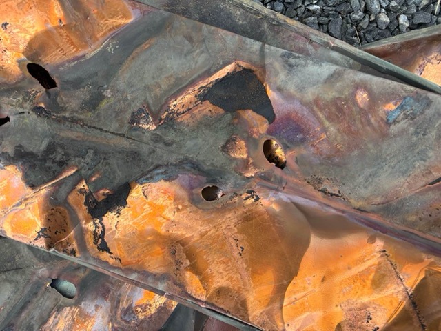 谷板金の穴あき