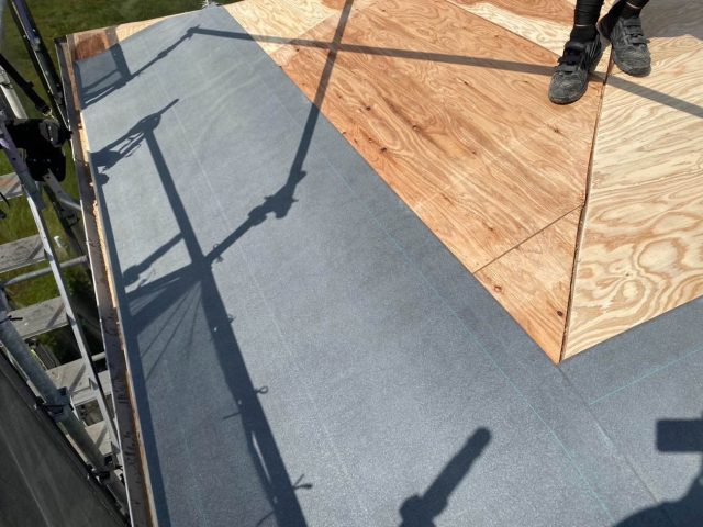 宇美町の葺き替え工事で施工される防水シート