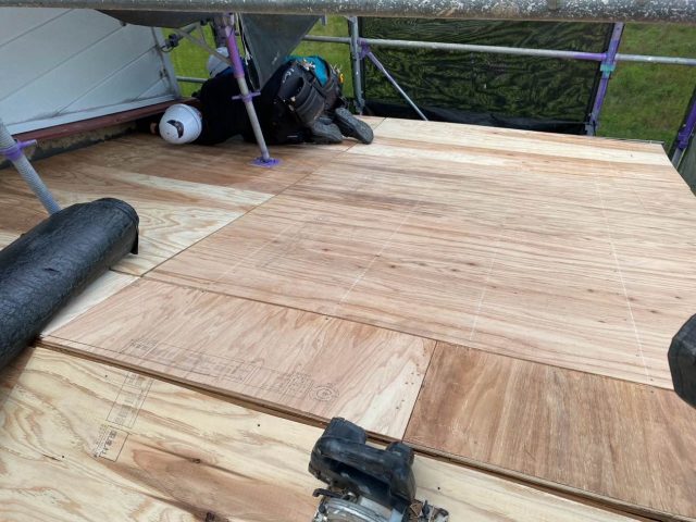 宇美町の葺き替え工事で野地板を新設