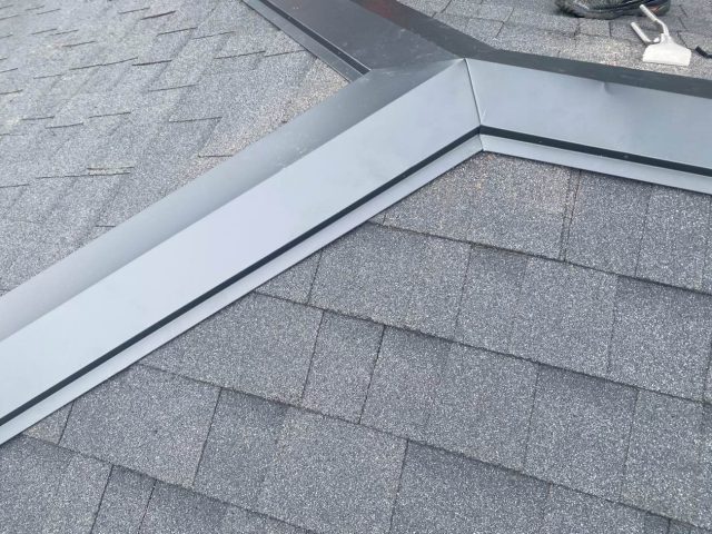 宇美町で屋根に棟板金を施工