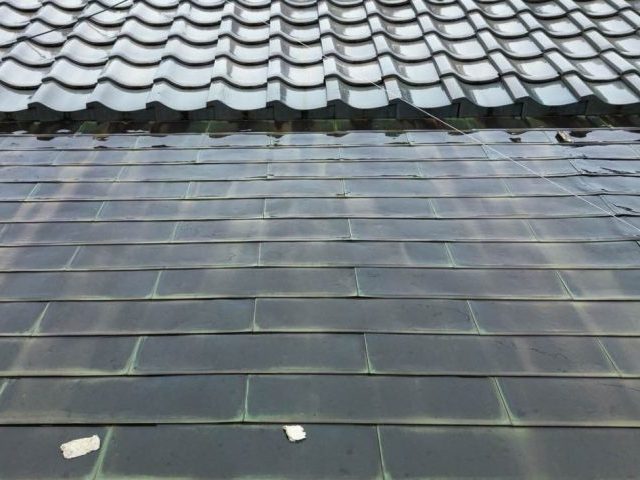 須恵町の屋根のスレートの破損を確認