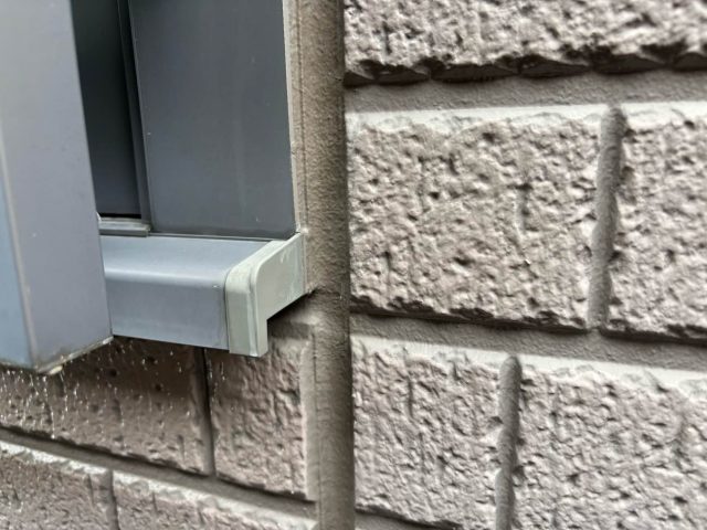 志免町の窓枠コーキングの劣化