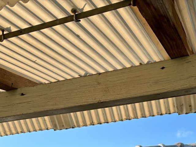 宗像市の波板の変色と木部の腐食