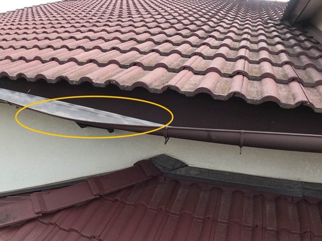 軒樋の歪みを調査