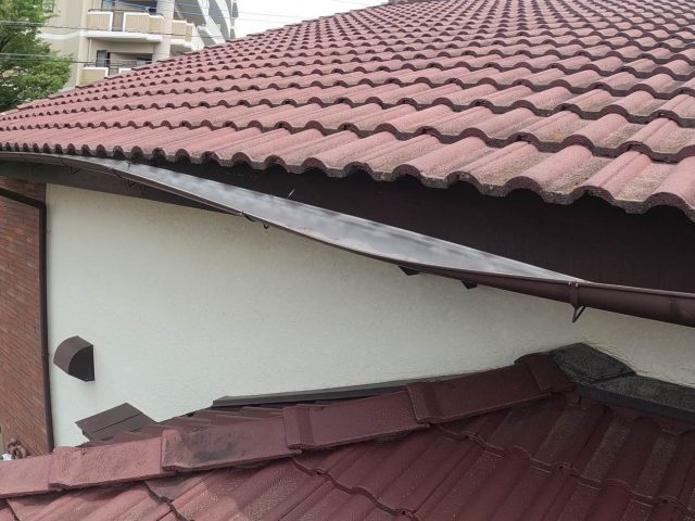 春日市の歪んだ雨樋