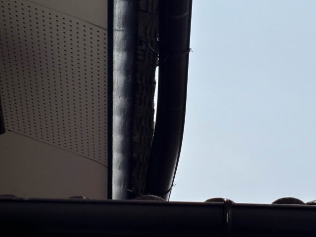 春日市の外れかけた雨樋