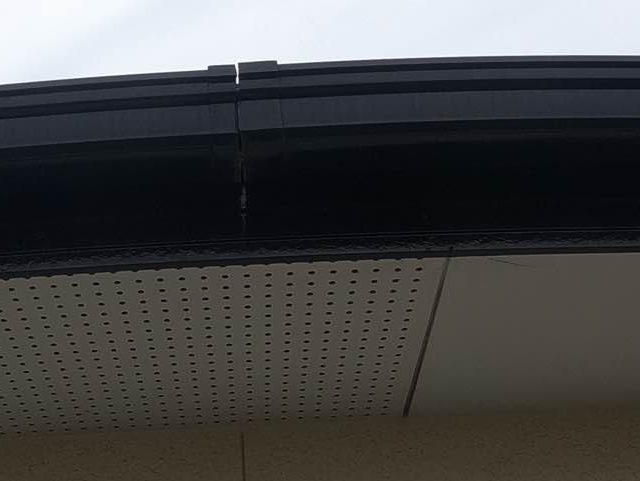 早良区の破損した雨樋