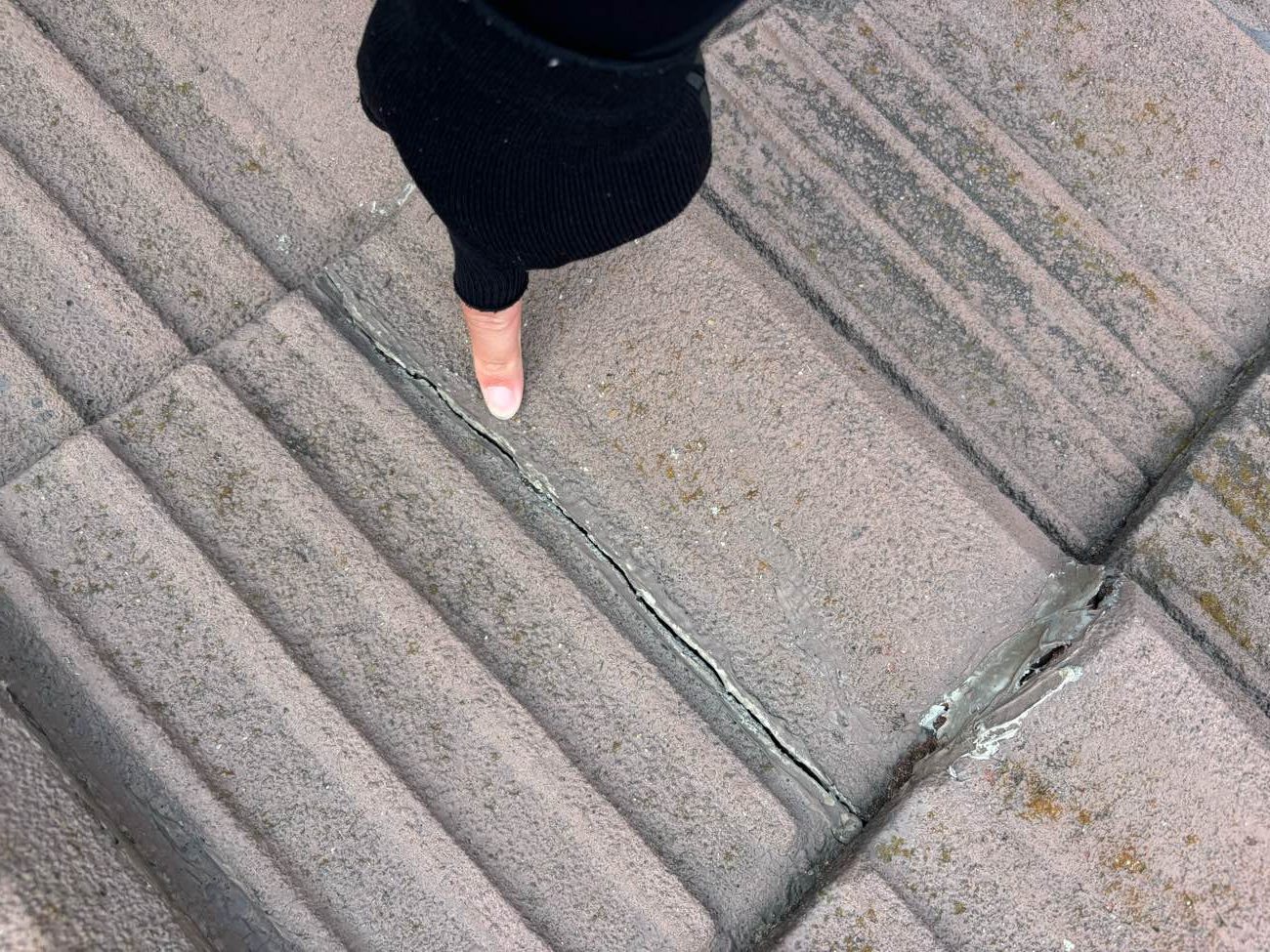 福岡市西区の調査で確認されたセメント瓦のひび割れ