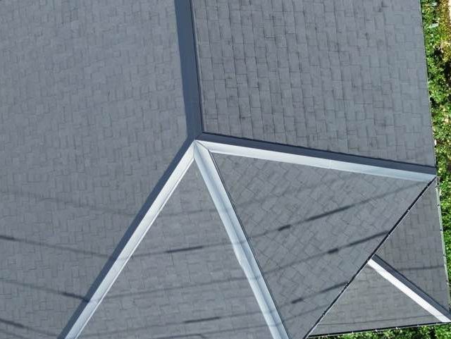 城南区のカバー工事で棟板金を施工