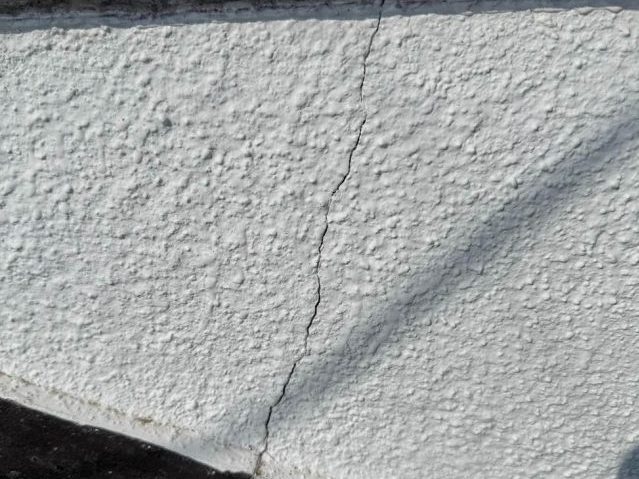 博多区で見つかった外壁のひび割れ