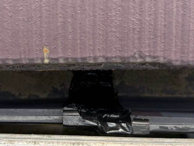 早良区の雨樋を防水テープで補修