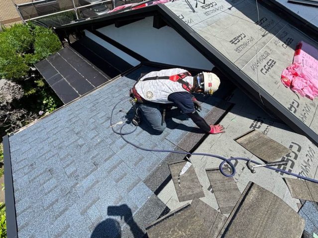 博多区でオークリッジスーパーを施工中の職人