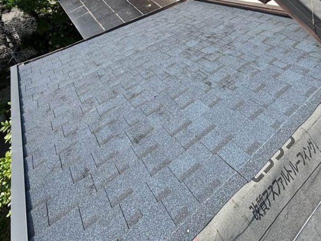 博多区の葺き替え工事で施工中のオークリッジスーパー