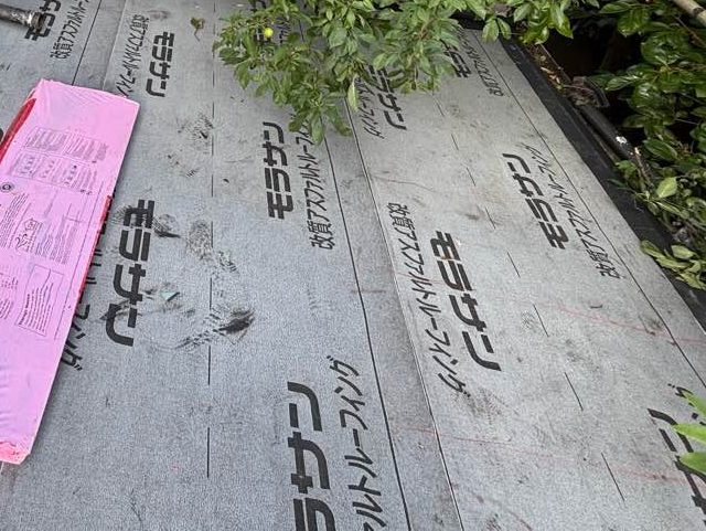 博多区の葺き替え工事で用いた改質アスファルトルーフィング