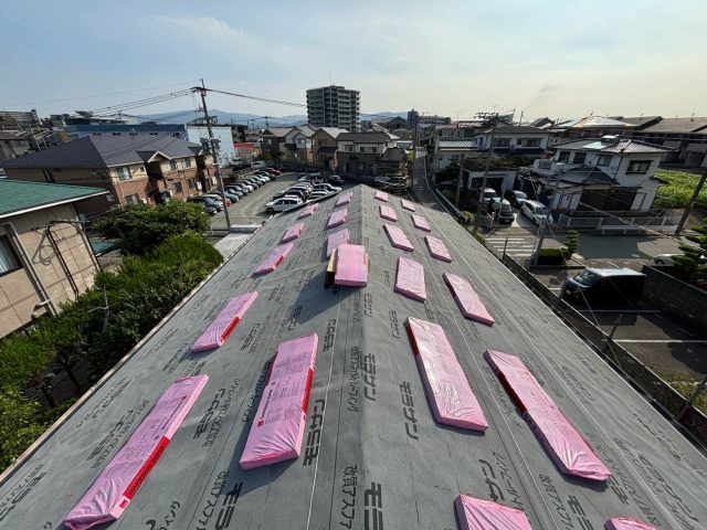 博多区の葺き替えに伴う防水シートの施工