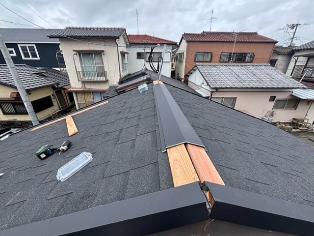 屋根の葺き替え工事、板金の取り付け