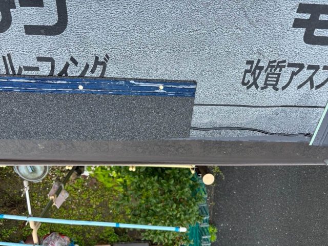 福岡市西区で防水紙の上に屋根材を設置