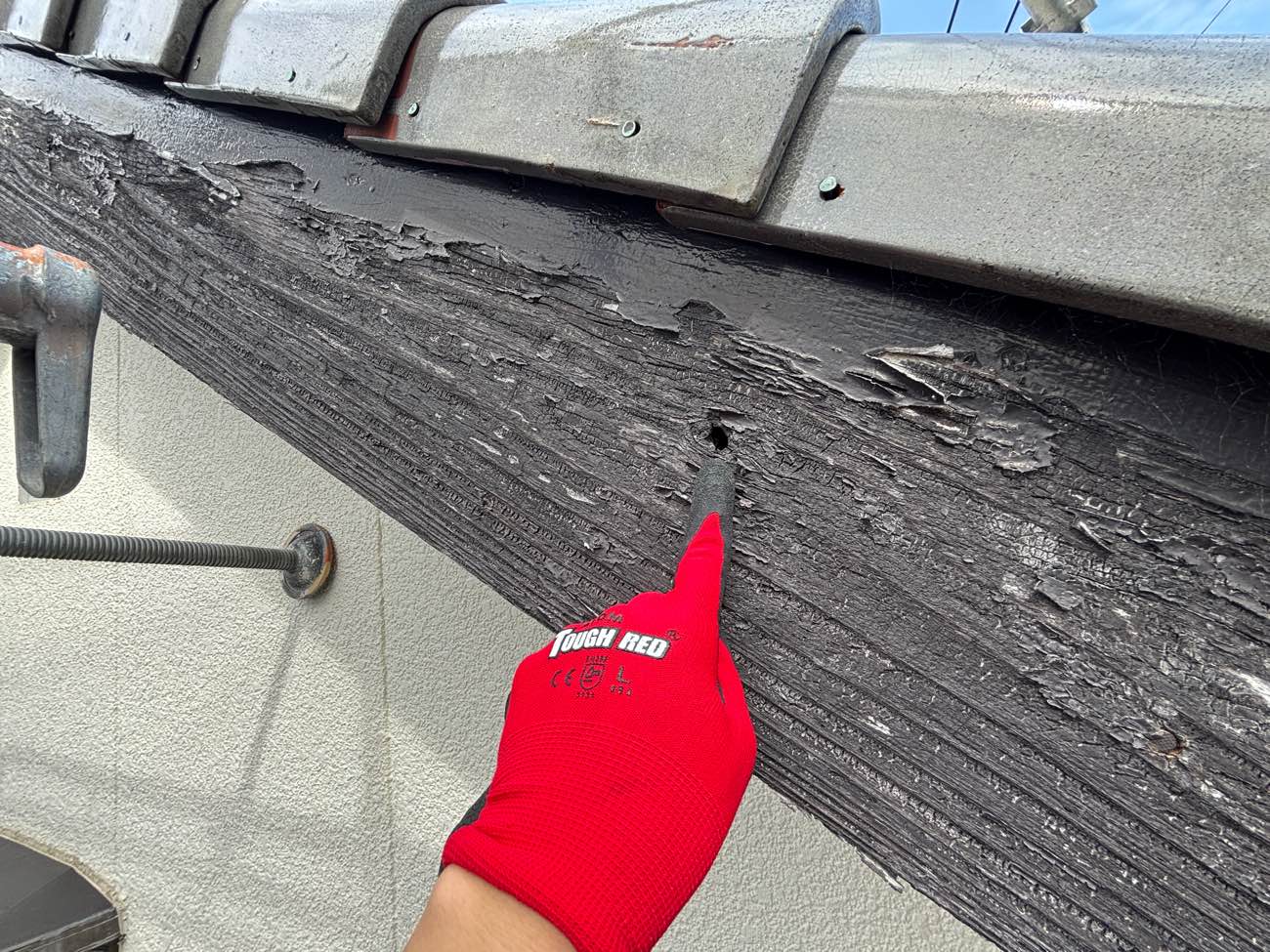 福岡市西区の破風板板金カバー工事、穴あき