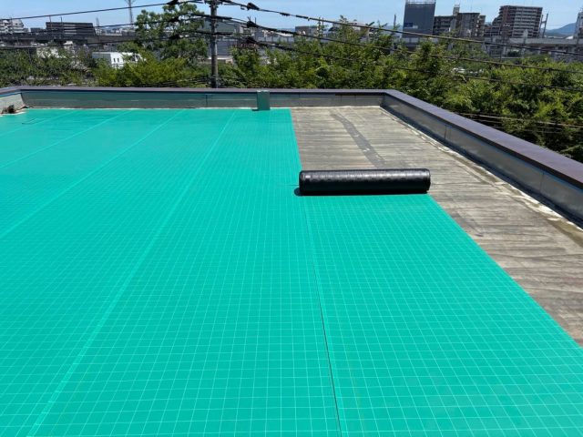 糸島市の防水工事で補強クロスを貼り付け