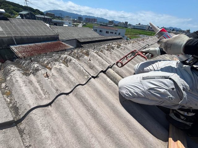 福津市の倉庫屋根の雨漏り応急処置