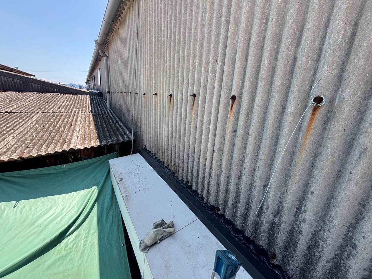 シャッターボックスの上部に板金の取り付け