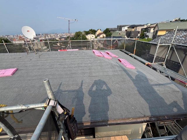 福岡市南区のカバー工事で防水紙敷設