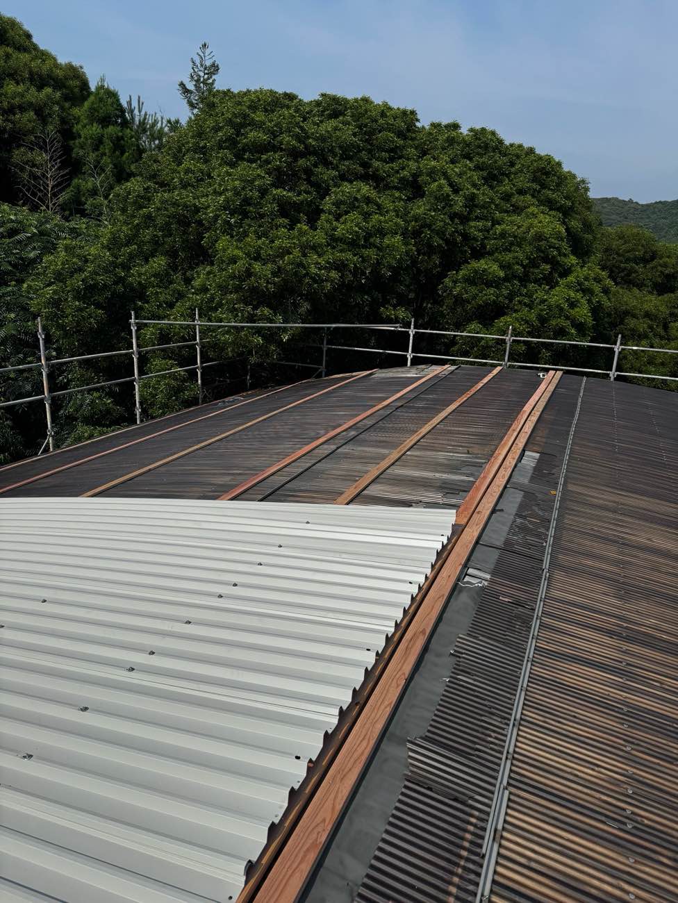 宗像市の倉庫屋根工事、カバー工法