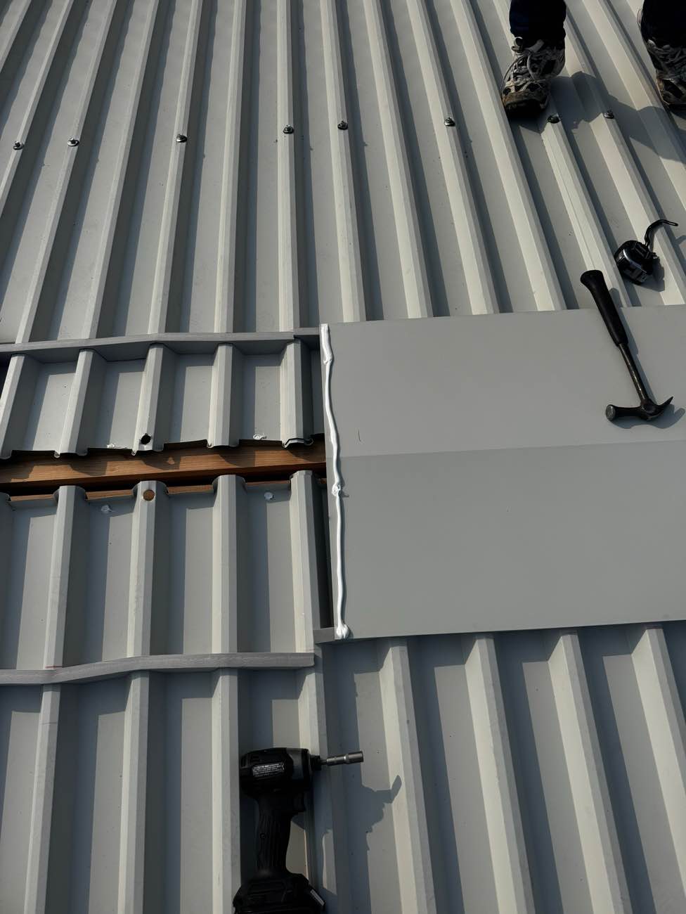 宗像市の倉庫屋根工事、カバー工法